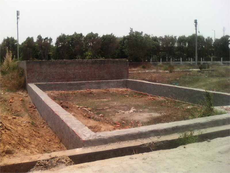 The size of this plot is 100 sqm and it is located in Sector 2, Greater Noida. Its price is 90 lakhs.